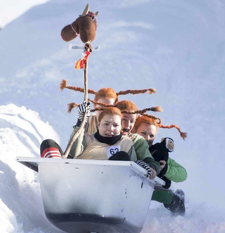 Катание на ванне с горы