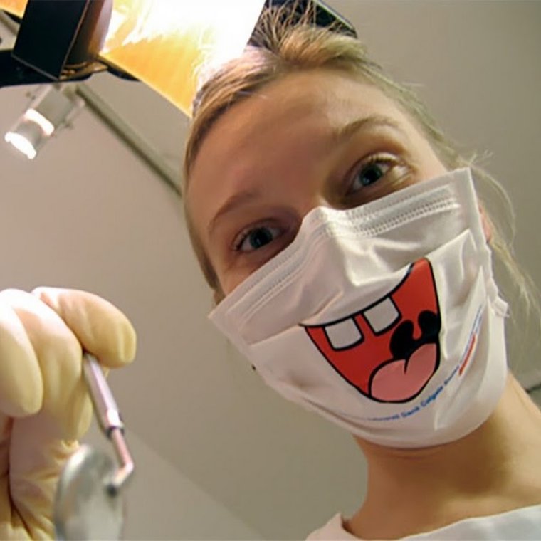 Стоматолог в маске