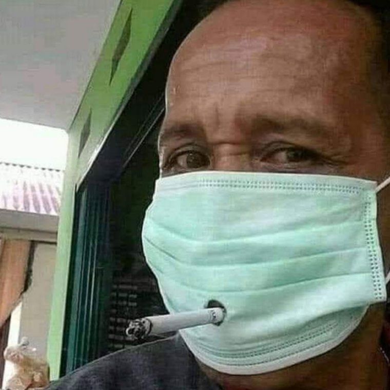 Курит в медицинской маске