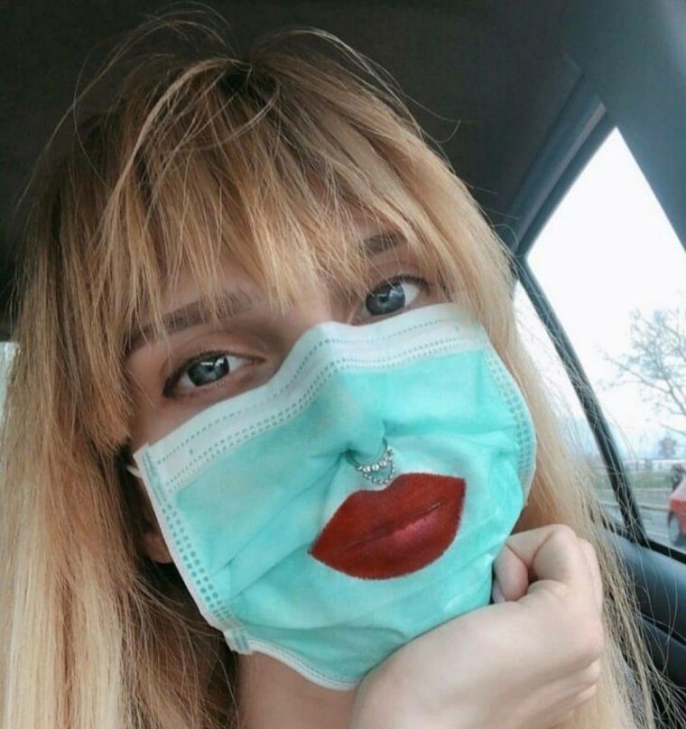 Девушка в маске медицинской