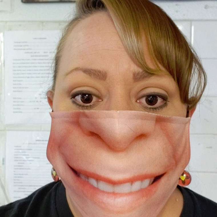 Маски с улыбкой на лице