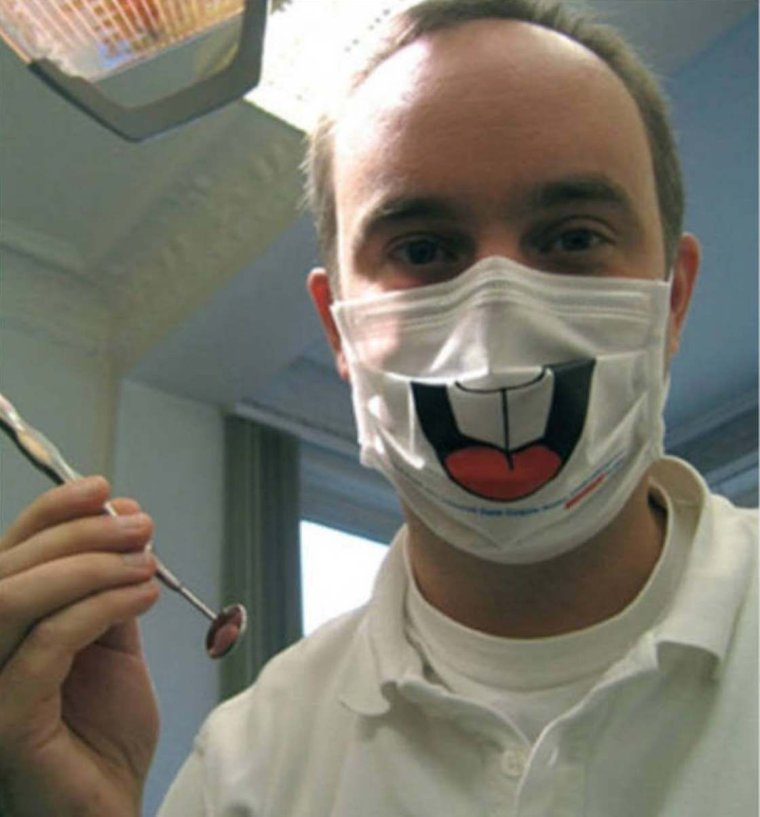 Стоматолог в маске