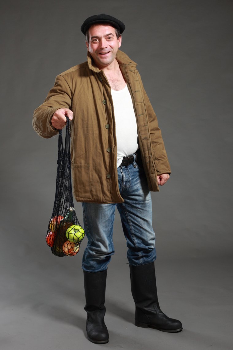 Деревенский парень в костюме