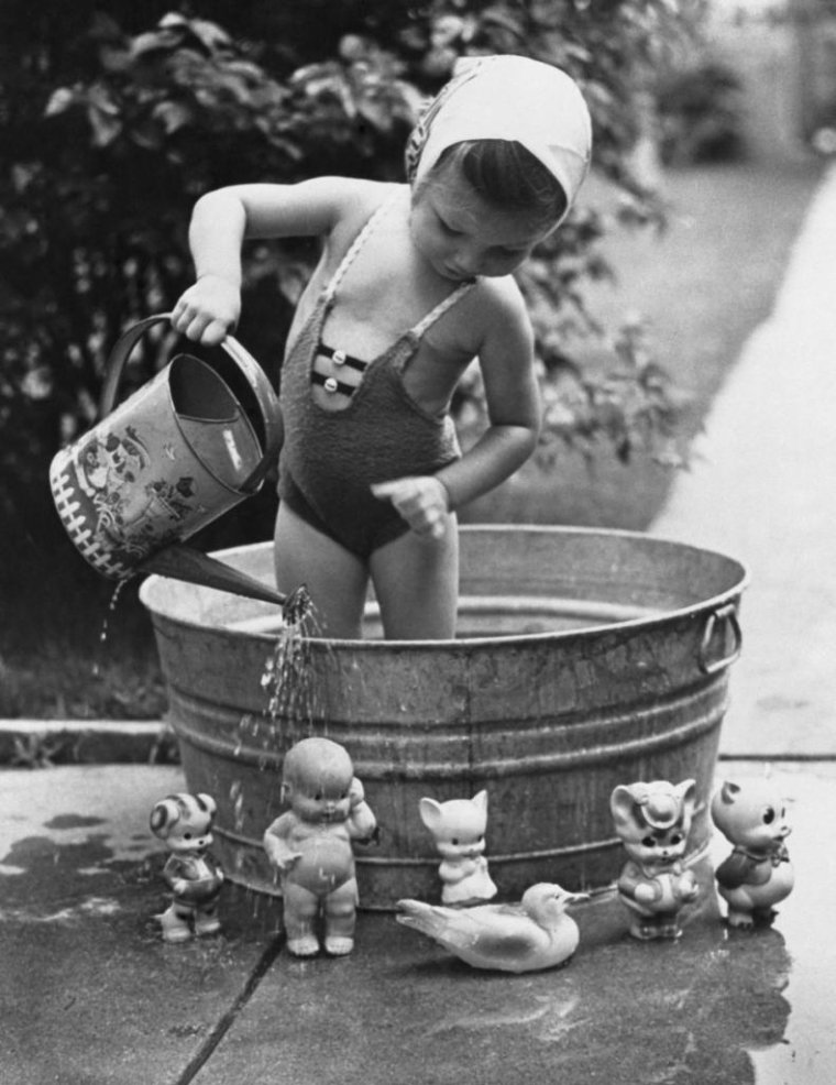 Девушка купается в тазике