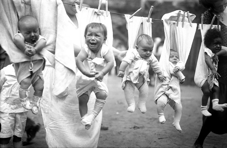 Ребёнок весёлый на белом