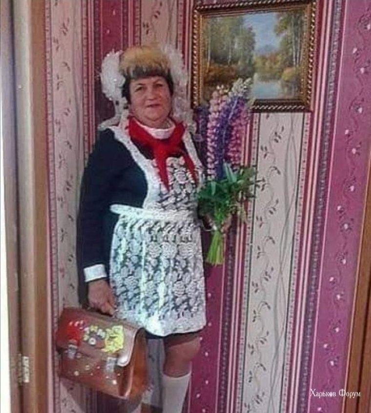 Старуха в школьной форме