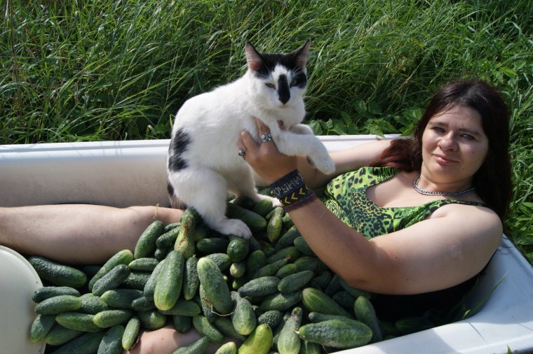 Девушка с большим огурцом