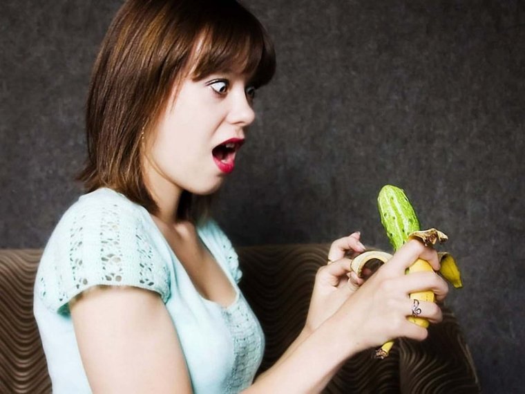 Девочка с огурцом