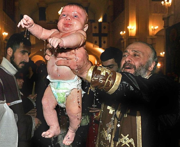 Смешное крещение малыша