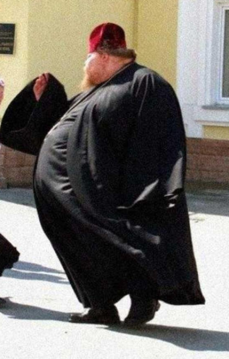 Огромный священник