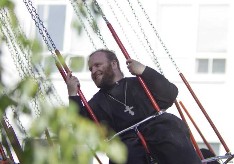 Священник улыбается