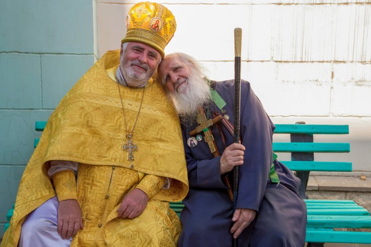 Веселый священник