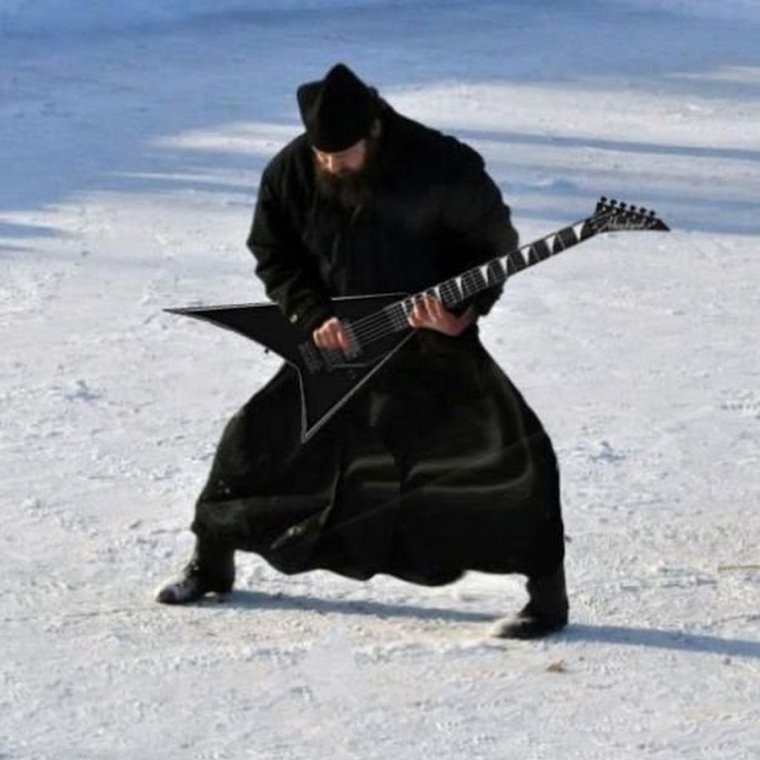 Батюшка с гитарой