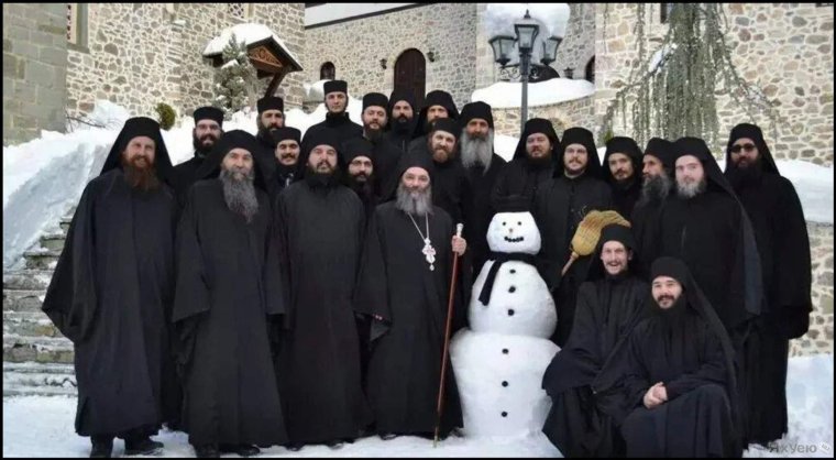 Радостные православные монахи