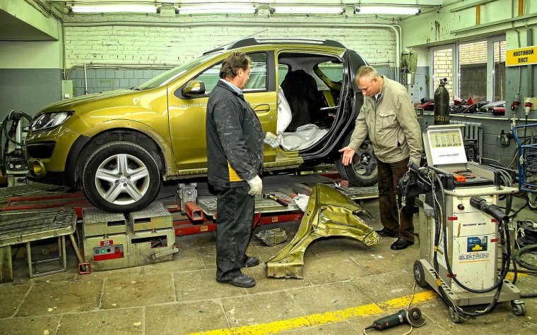 Мужчина чинит машину