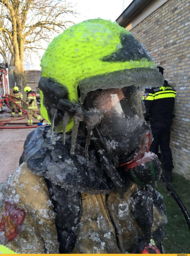 Пожарные на морозе