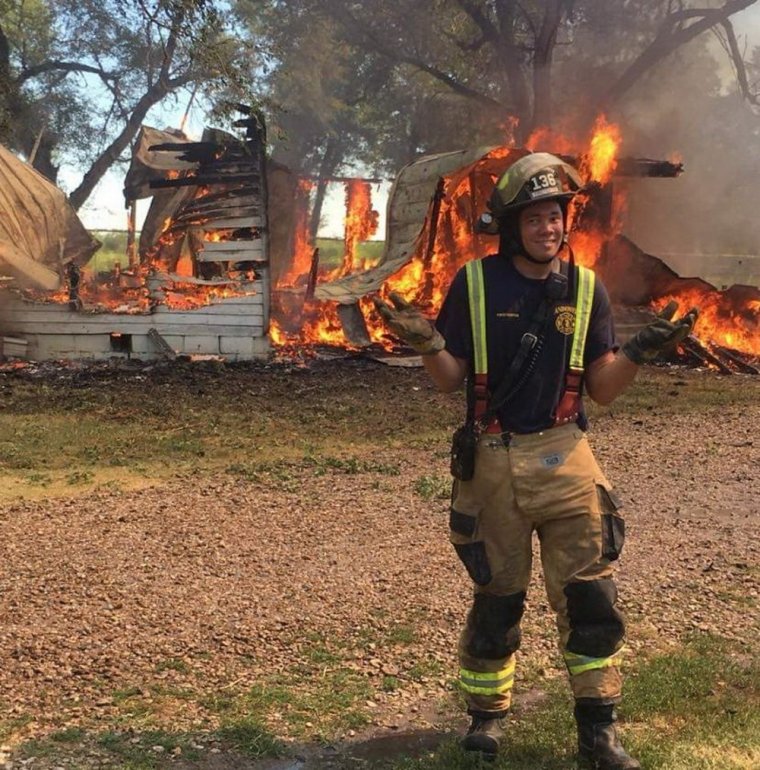 Пожарный на фоне пожара