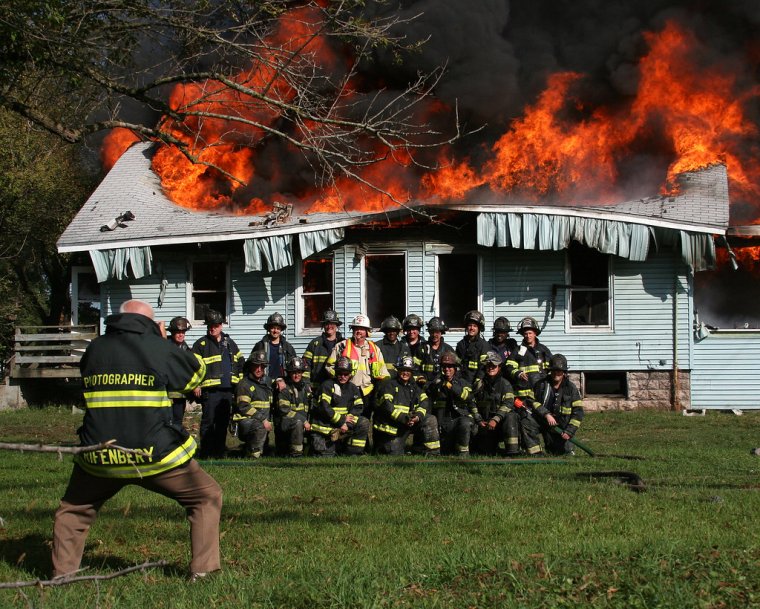 Пожарный на фоне пожара