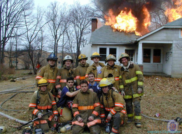 Пожарник на фоне пожара