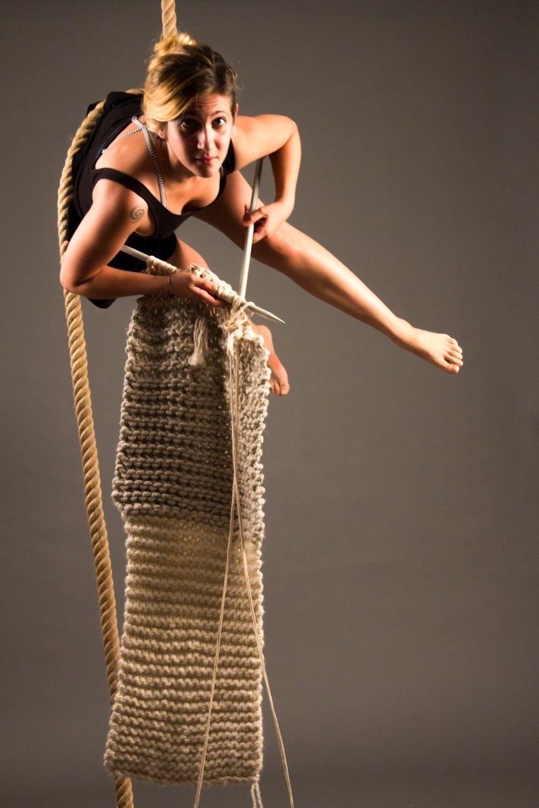 Связанная женщина