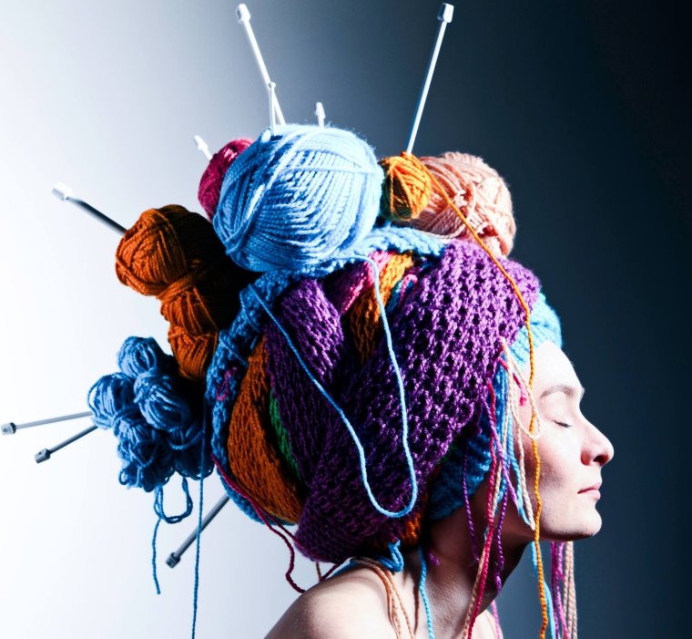 Вязальщица с пряжей