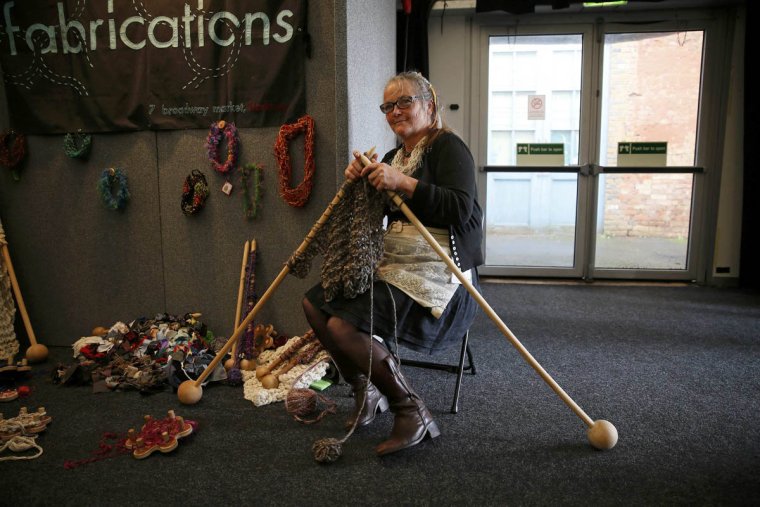 Смешная бабушка вязание