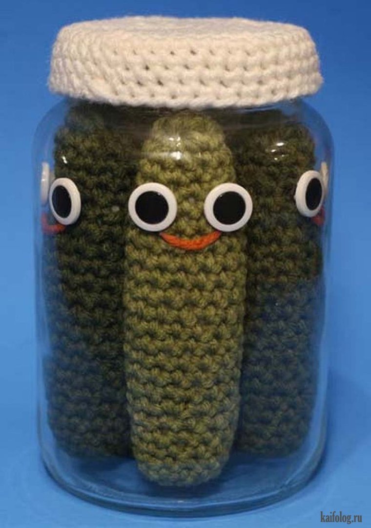 Вязаные огурцы в банке