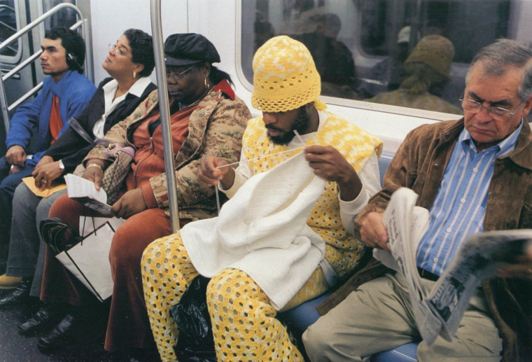 Парень вяжет в метро