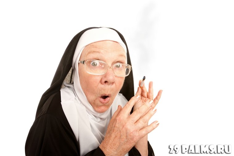 Монахиня идет