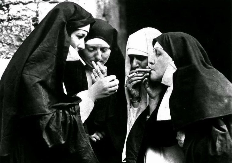 Курящие монашки
