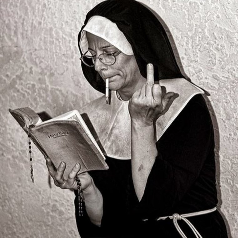 Монахиня в очках