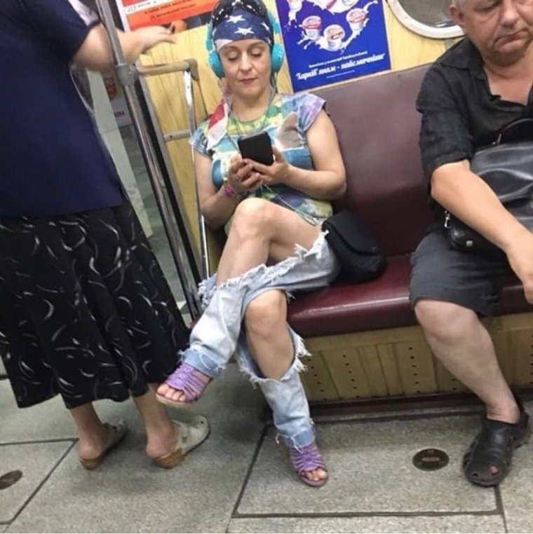 Нелепо одетые люди