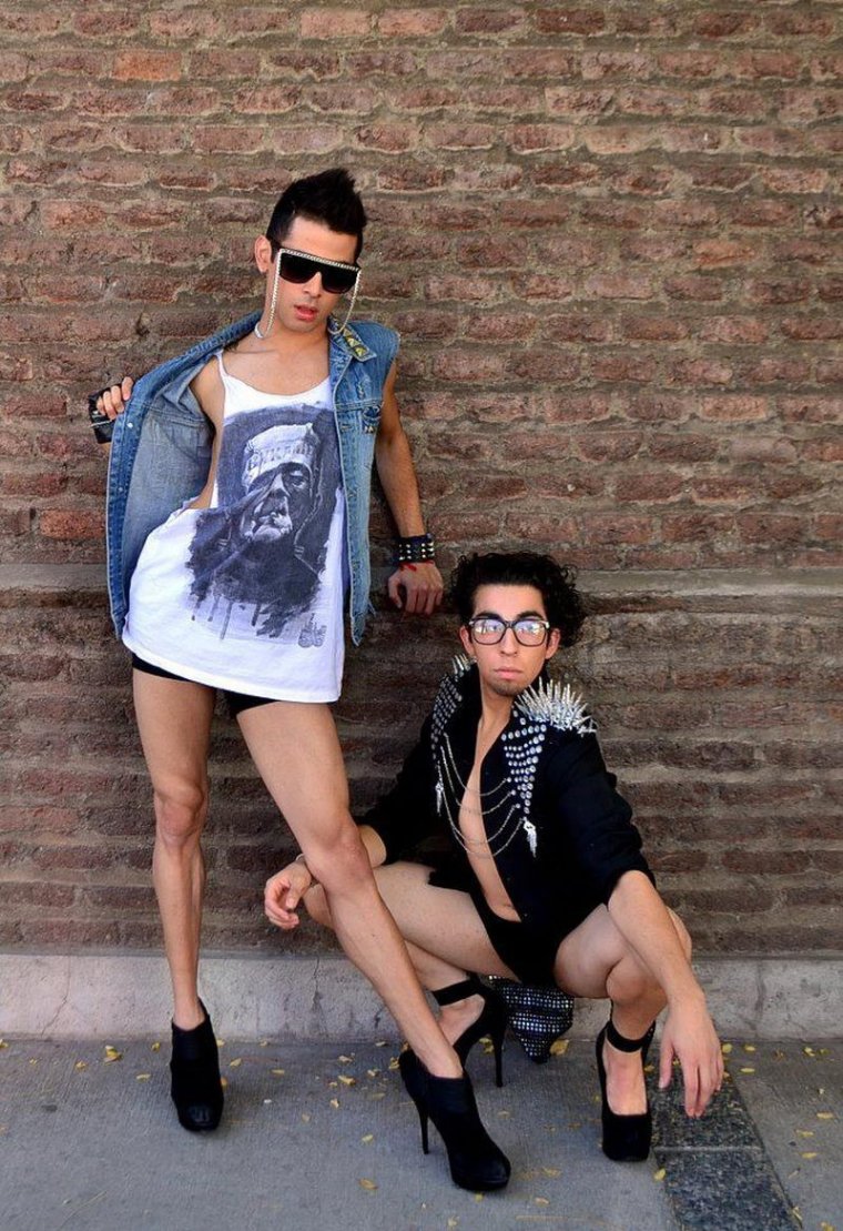 Необычно одетые люди