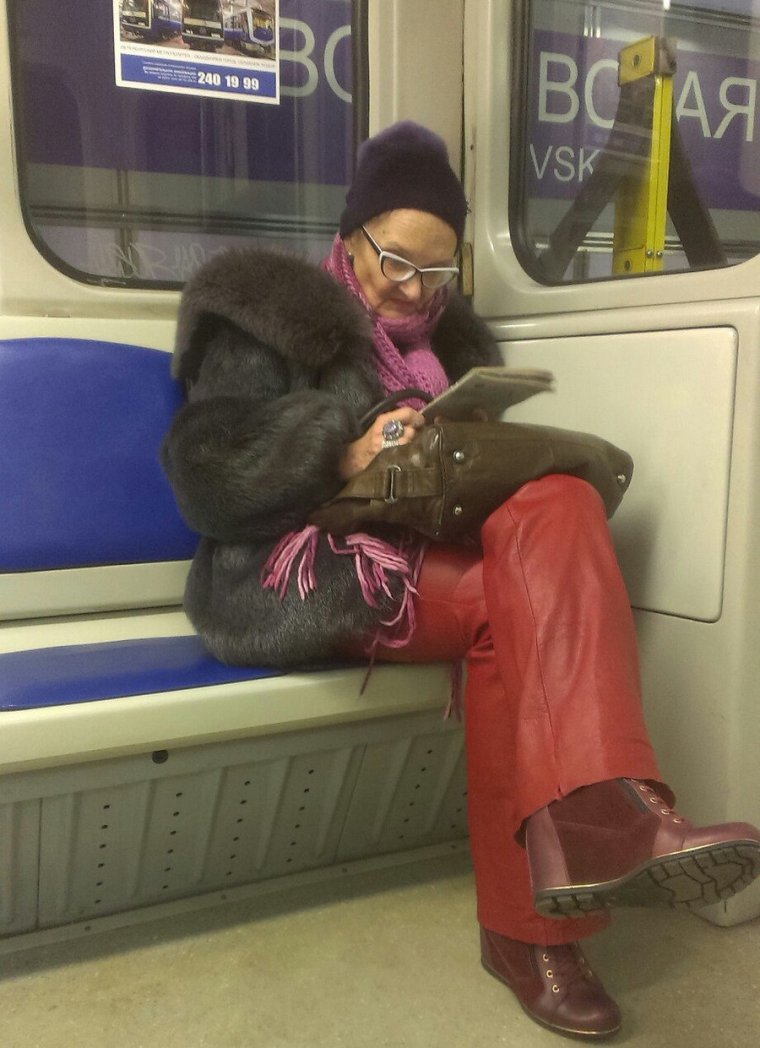 Нелепо одетый человек