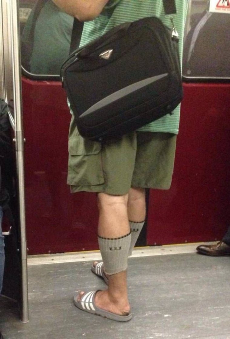 Люди в прикольной одежде