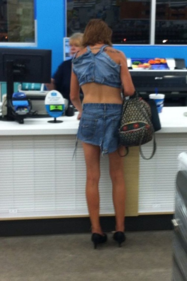 Нелепо одетая женщина