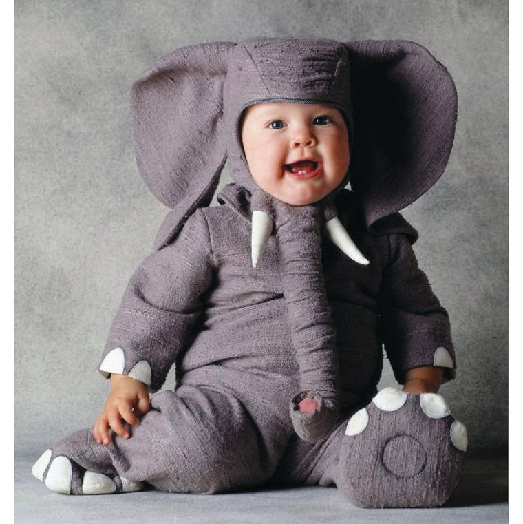 Маленькие дети в костюмах