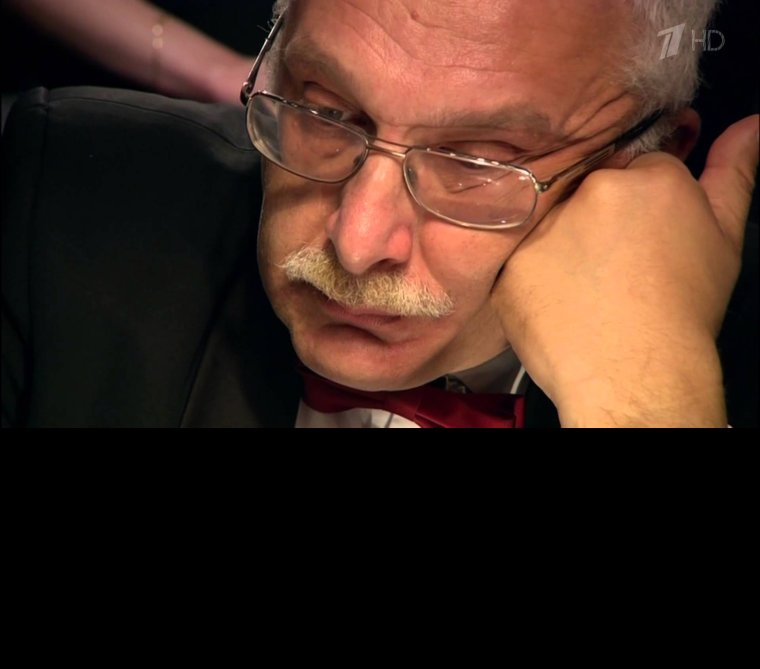 Александр Друзь щурится