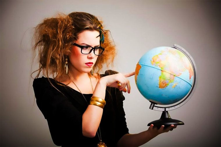 Учительница с глобусом