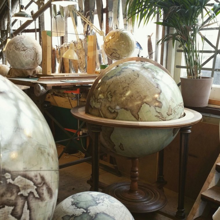 Необычные Глобусы старинные