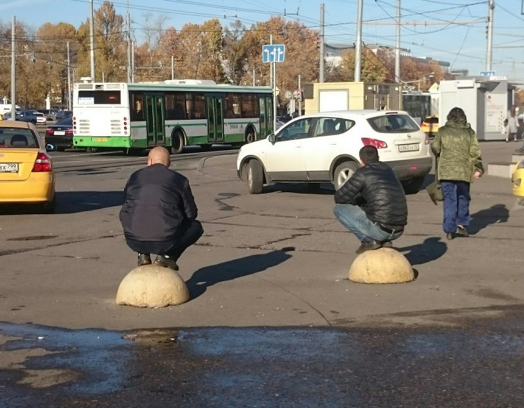 Мужик сидит на конусе прикол