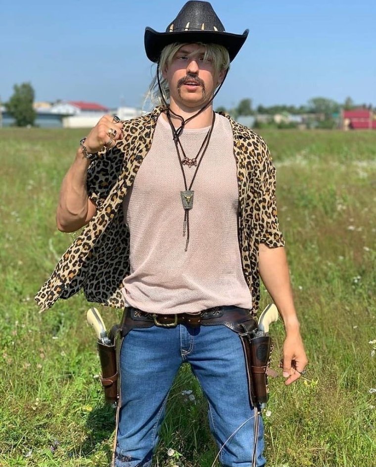 Парень в розовой шляпе