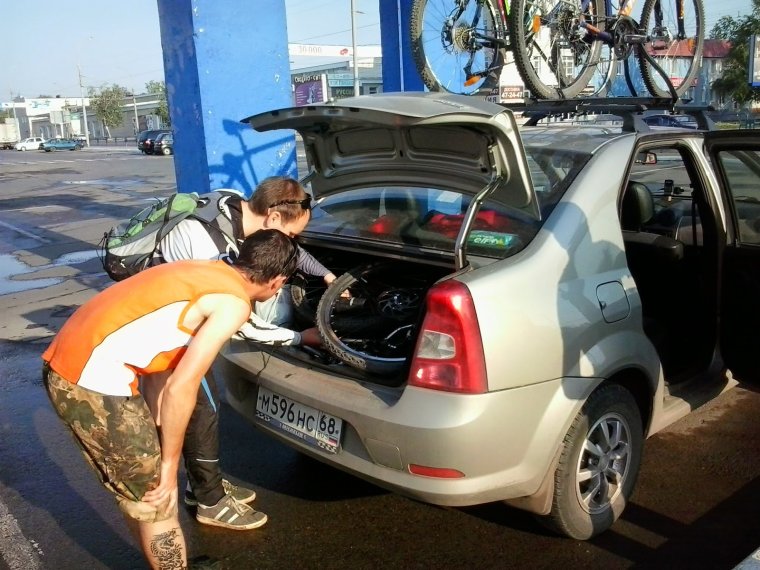 Велосипед в багажнике Рено Логан