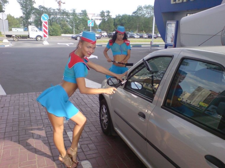 Девушка заправщица АЗС