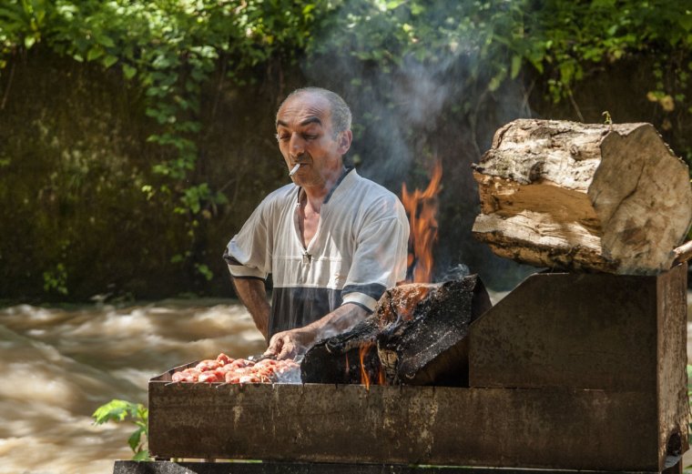 Армянин с шашлыком