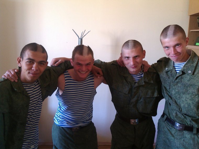 Смешной солдат срочник