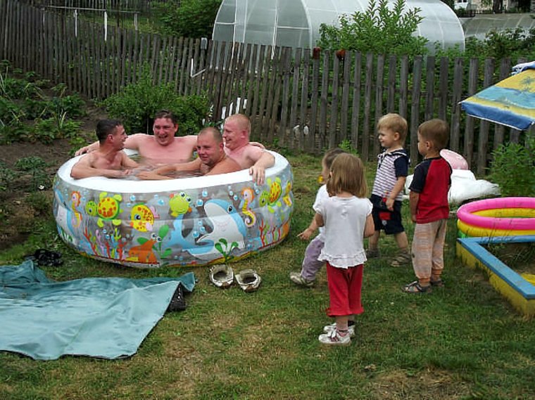Взрослые в детском бассейне