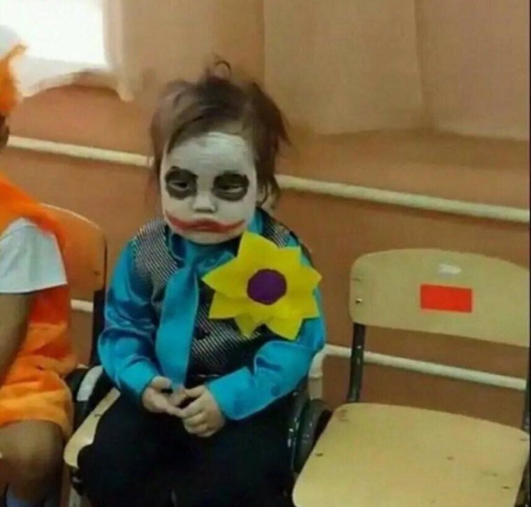 Мальчик в костюме Джокера на утреннике