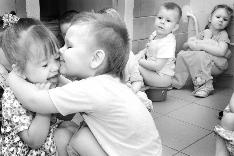 Малыши в садике на горшках