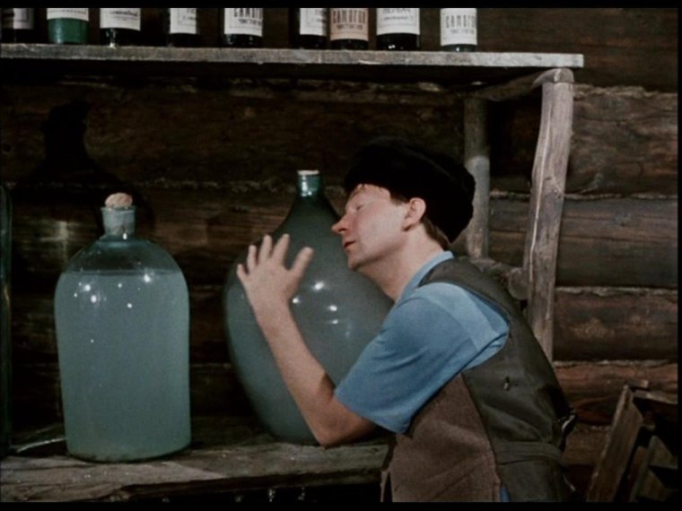 Гонит самогон